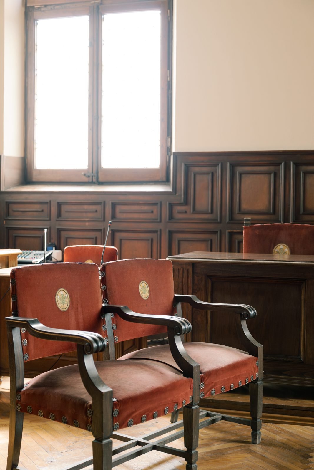 Cadires de vellut a la sala del casament
