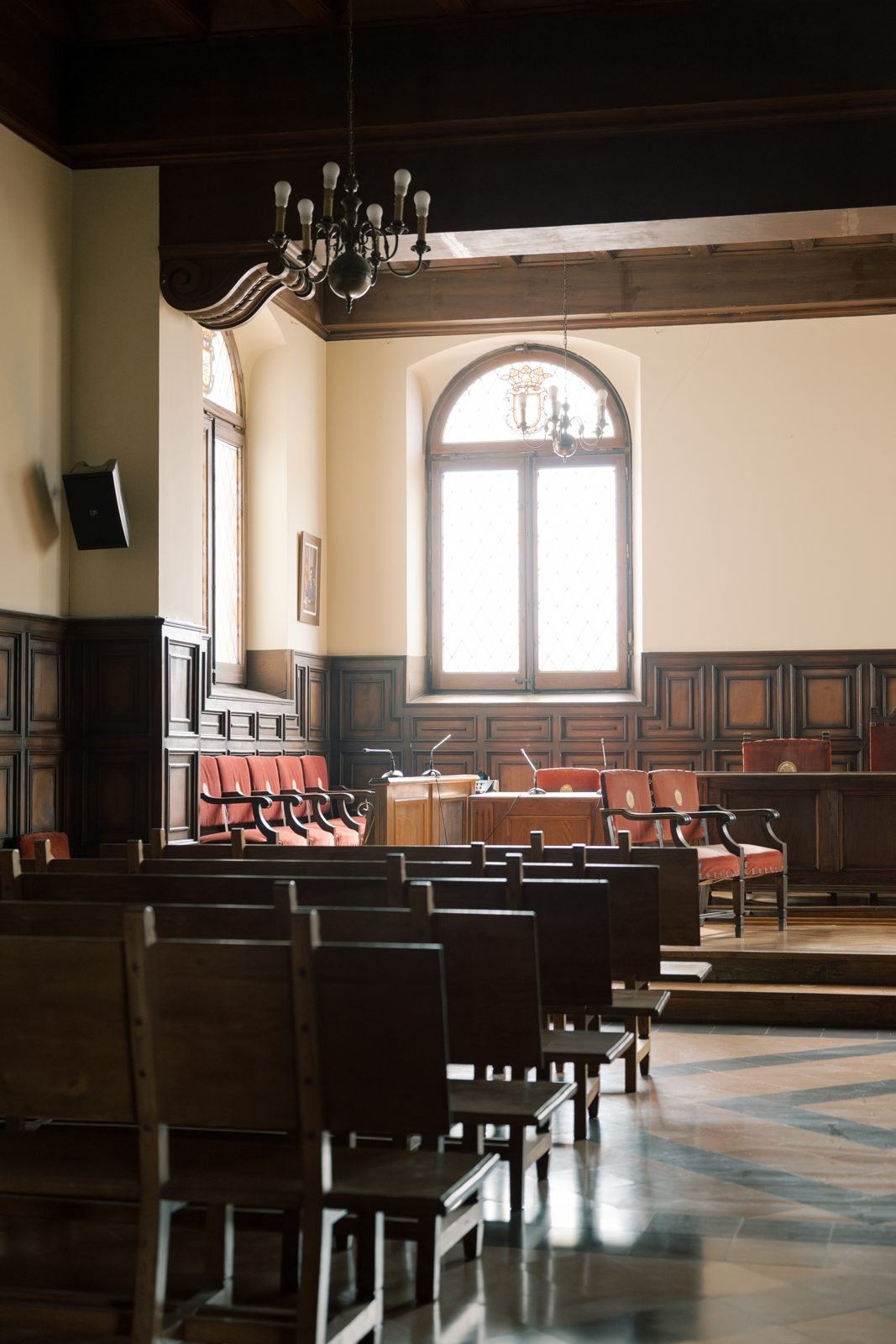 La sala de plens on es va celebrar el casament civil