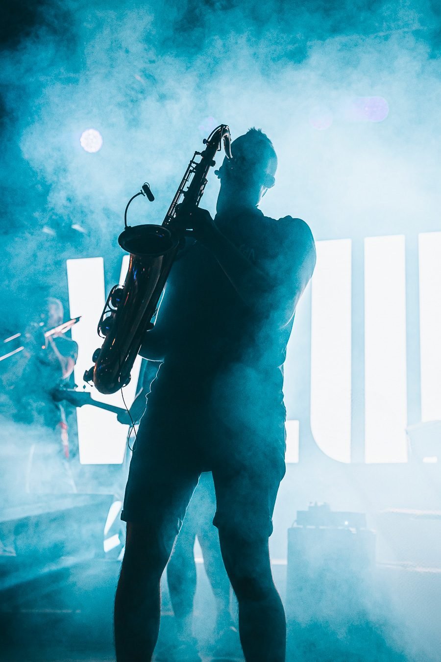 Saxofonista a contrallum en un concert