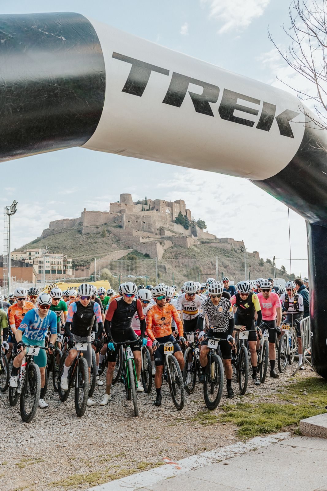 Sortida d'una cursa de gravel amb el castell de Cardona al fons