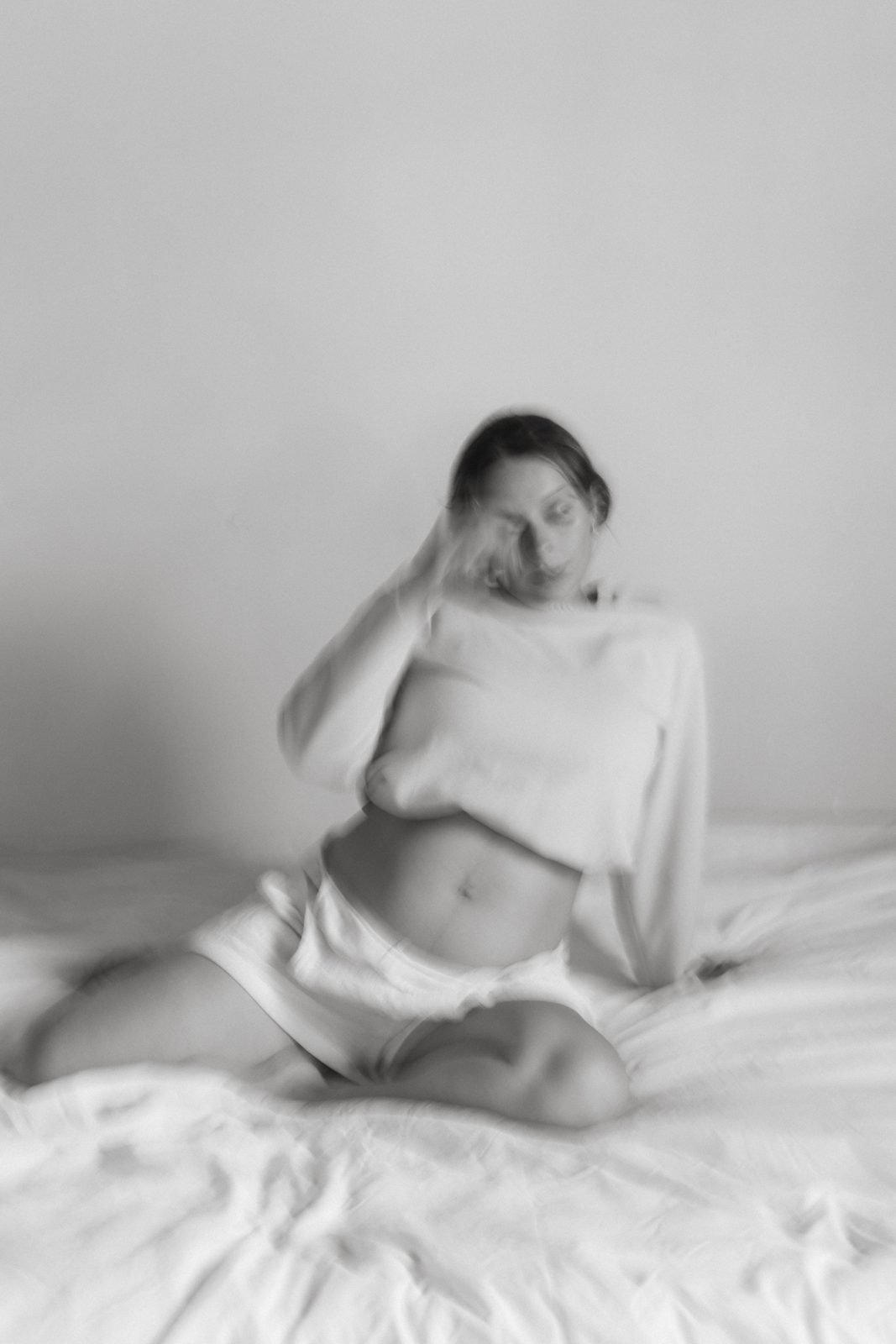 Fotografia d'embaràs en moviment, en blanc i negre