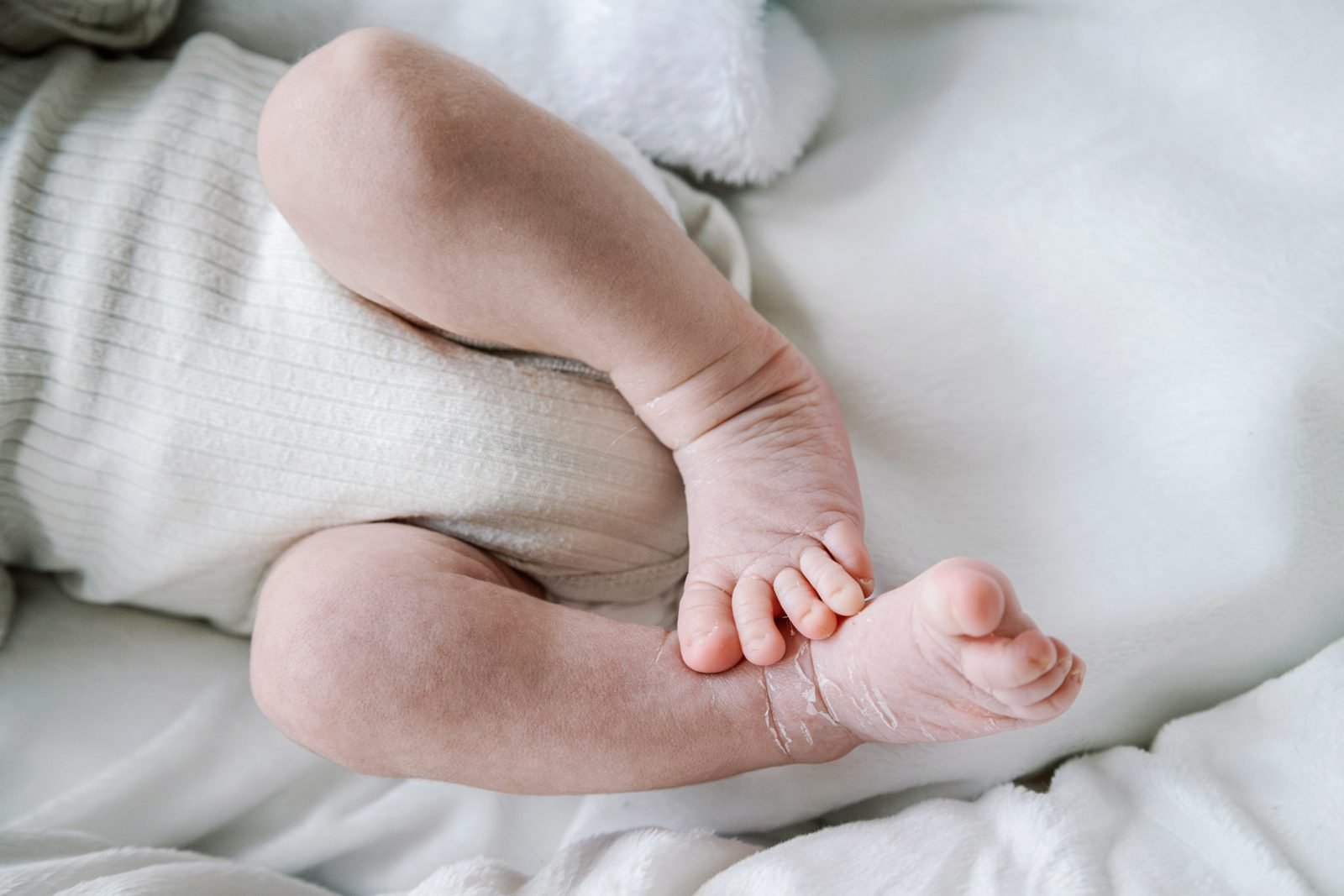 Les cametes d'un nadó sobre una manta blanca