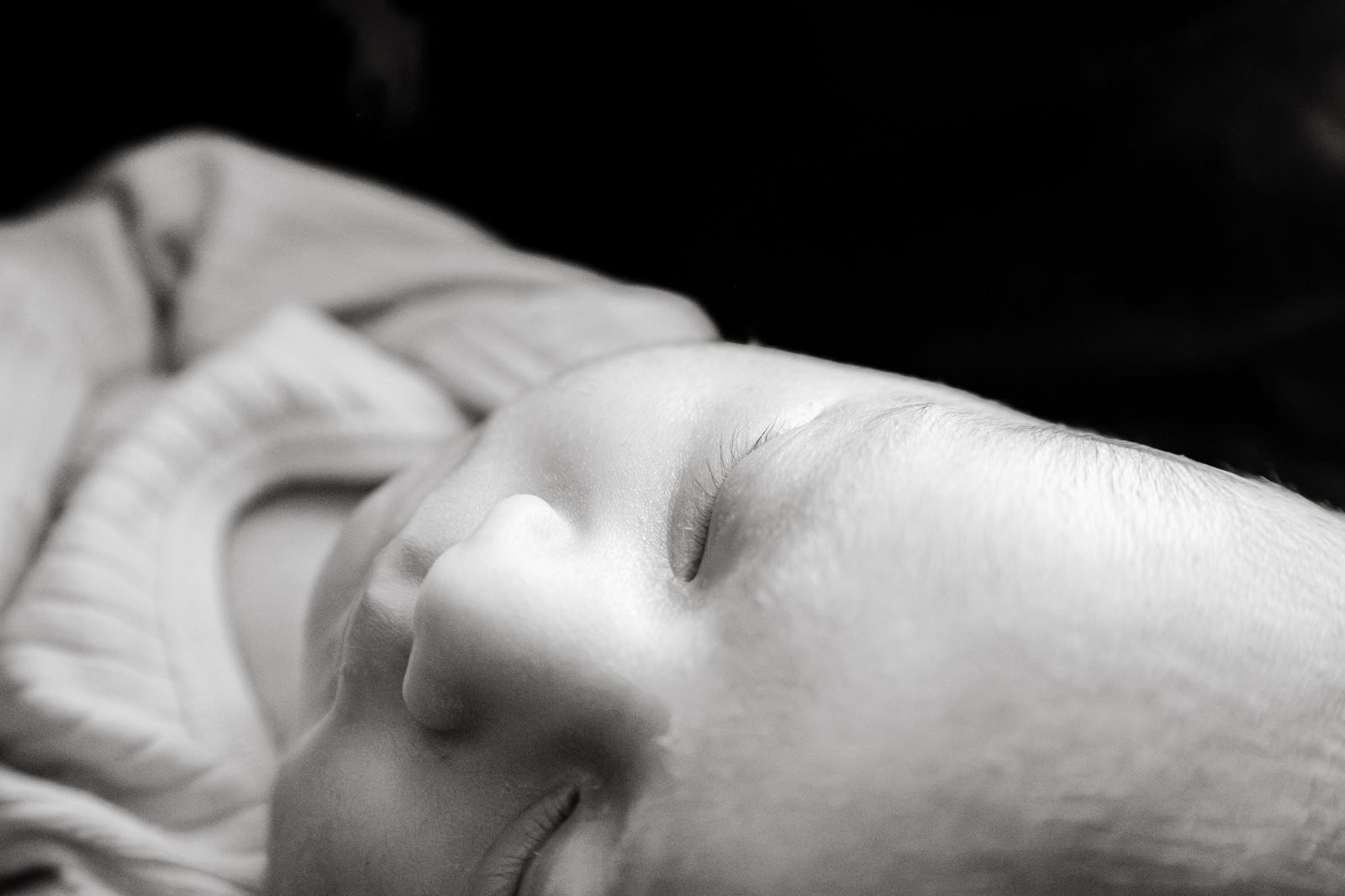 Un nadó dormint, en blanc i negre