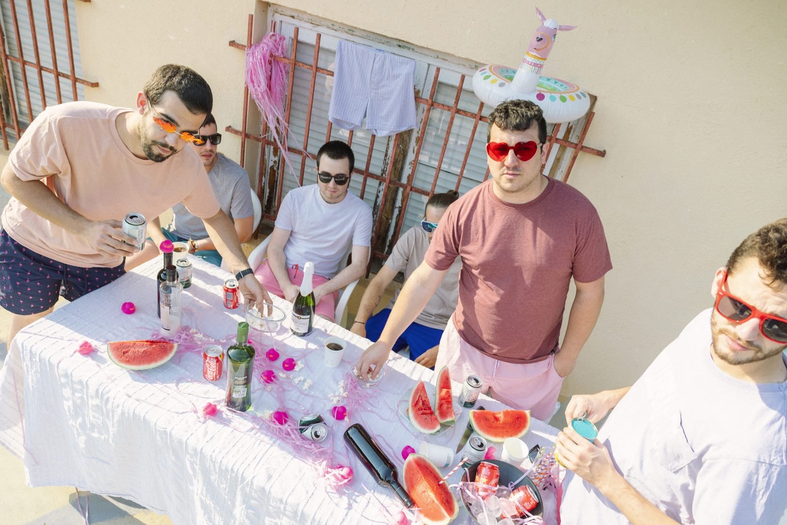 El grup de música al voltant d'una taula a l'aire lliure