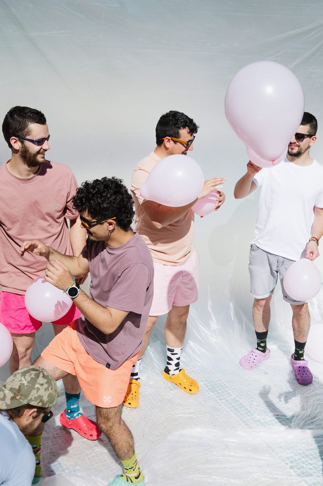 El grup jugant amb globus roses