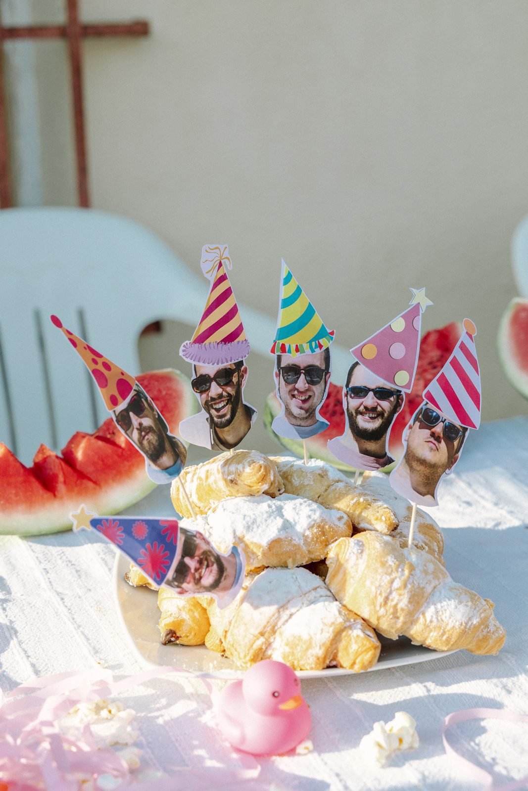 Pastissos amb barrets de festa amb les cares del grup