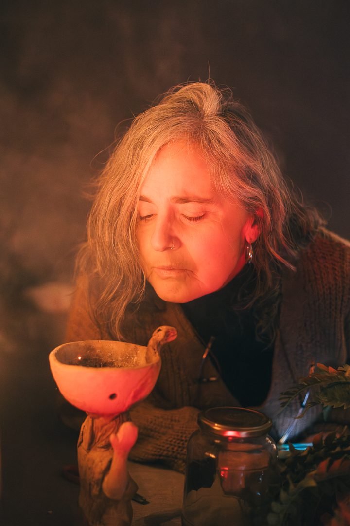 Ritual amb espelmes i llum càlida
