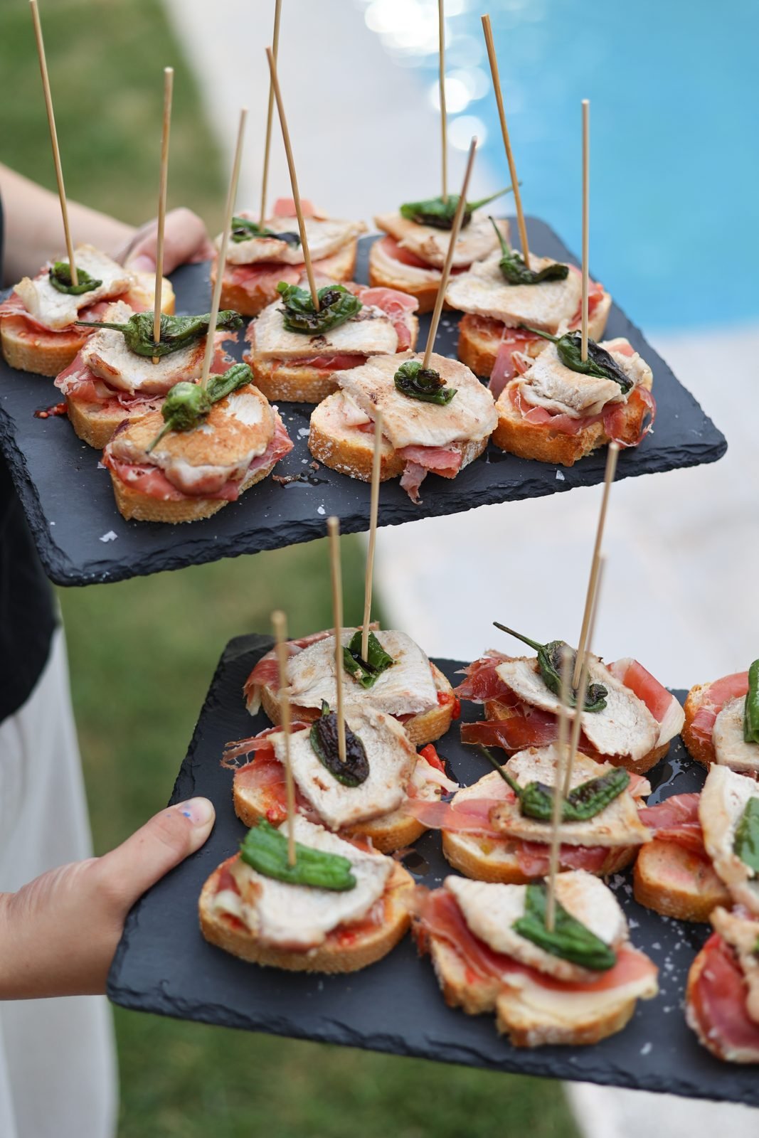 Safates de pa amb tomàquet, pernil i pebrots per a l'aperitiu