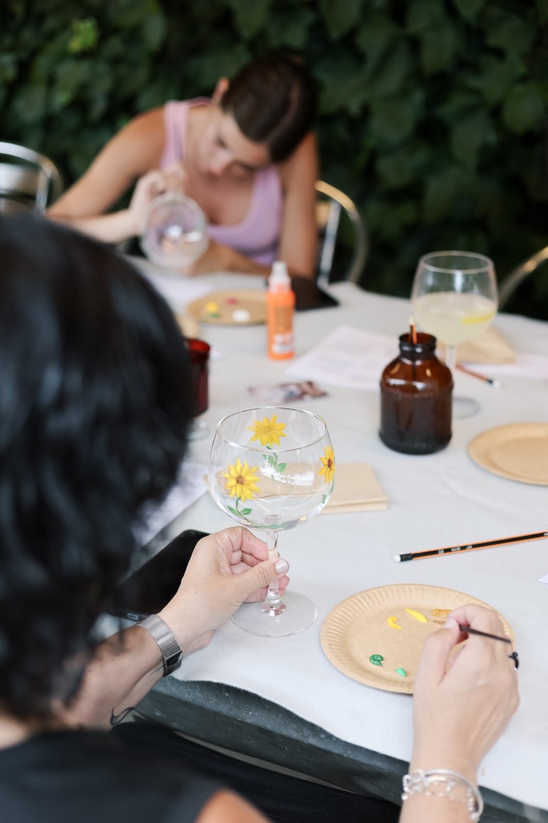 Una participant amb la seva copa pintada amb gira-sols