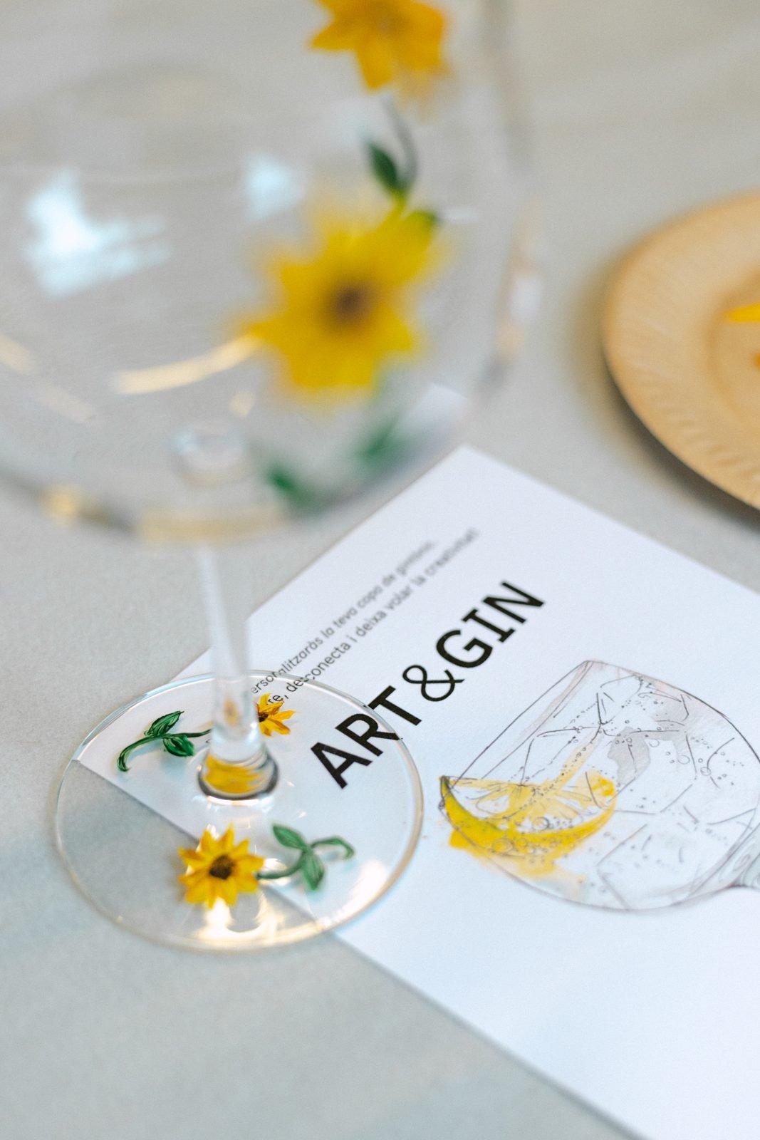 Copa amb gira-sols pintats sobre la targeta Art & Gin
