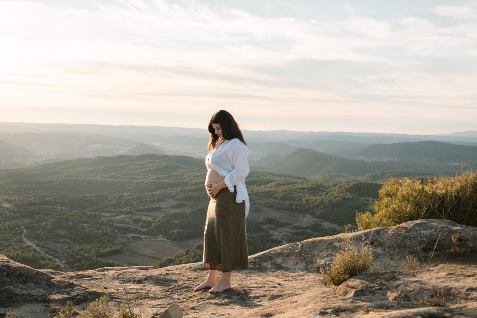 Sessió de fotos al capvespre en un mirador amb les muntanyes del Bages al fons